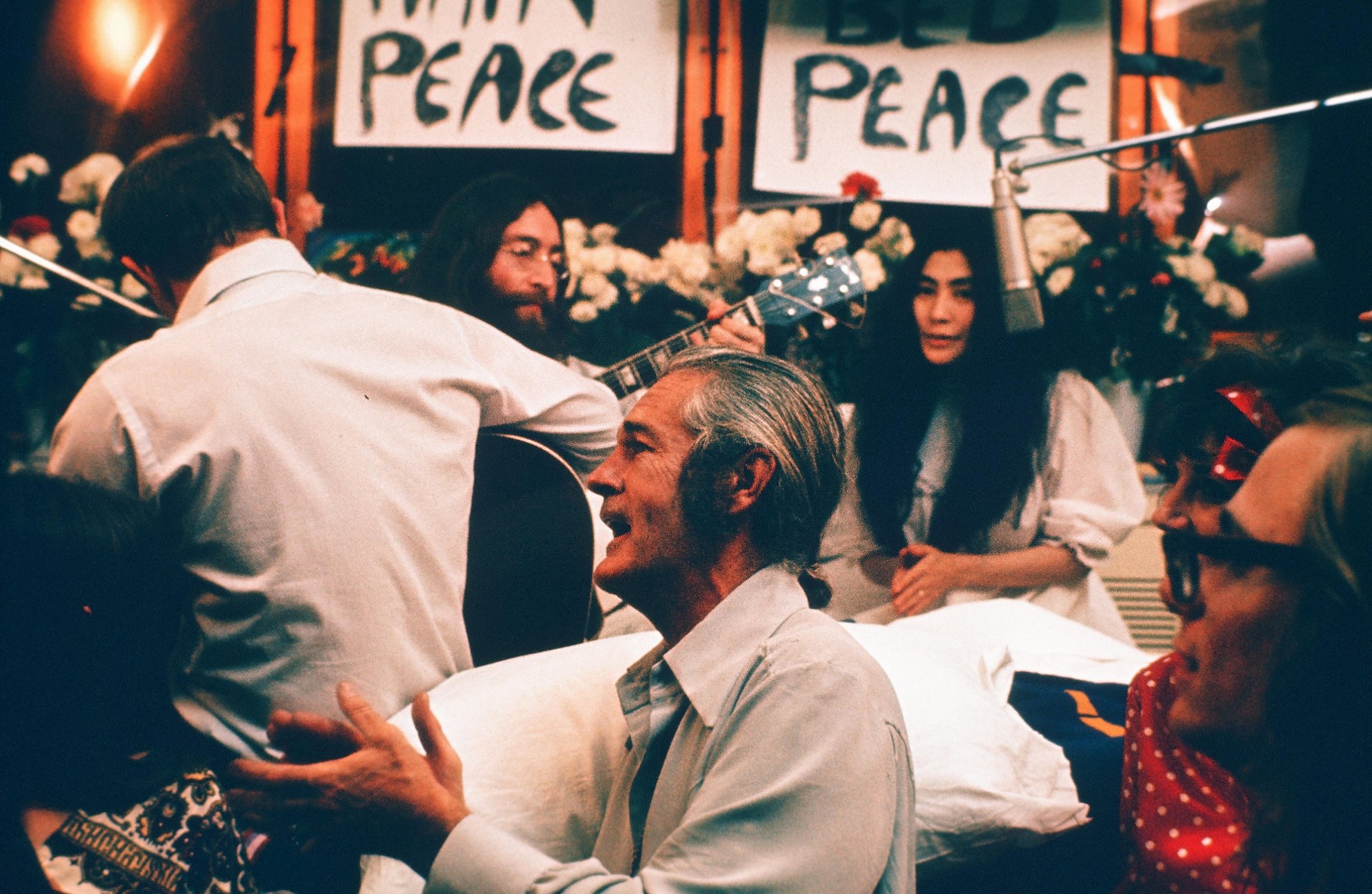 Джон Леннон исполняет Give Peace a Chance в 1969 году