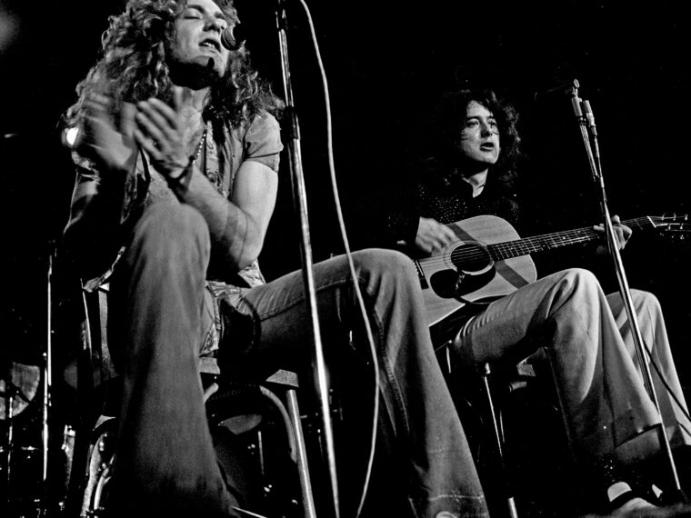 Роберт Плант и Джимми Пейдж в акустической части концерта Led Zeppelin в Гамбурге, 1973 год