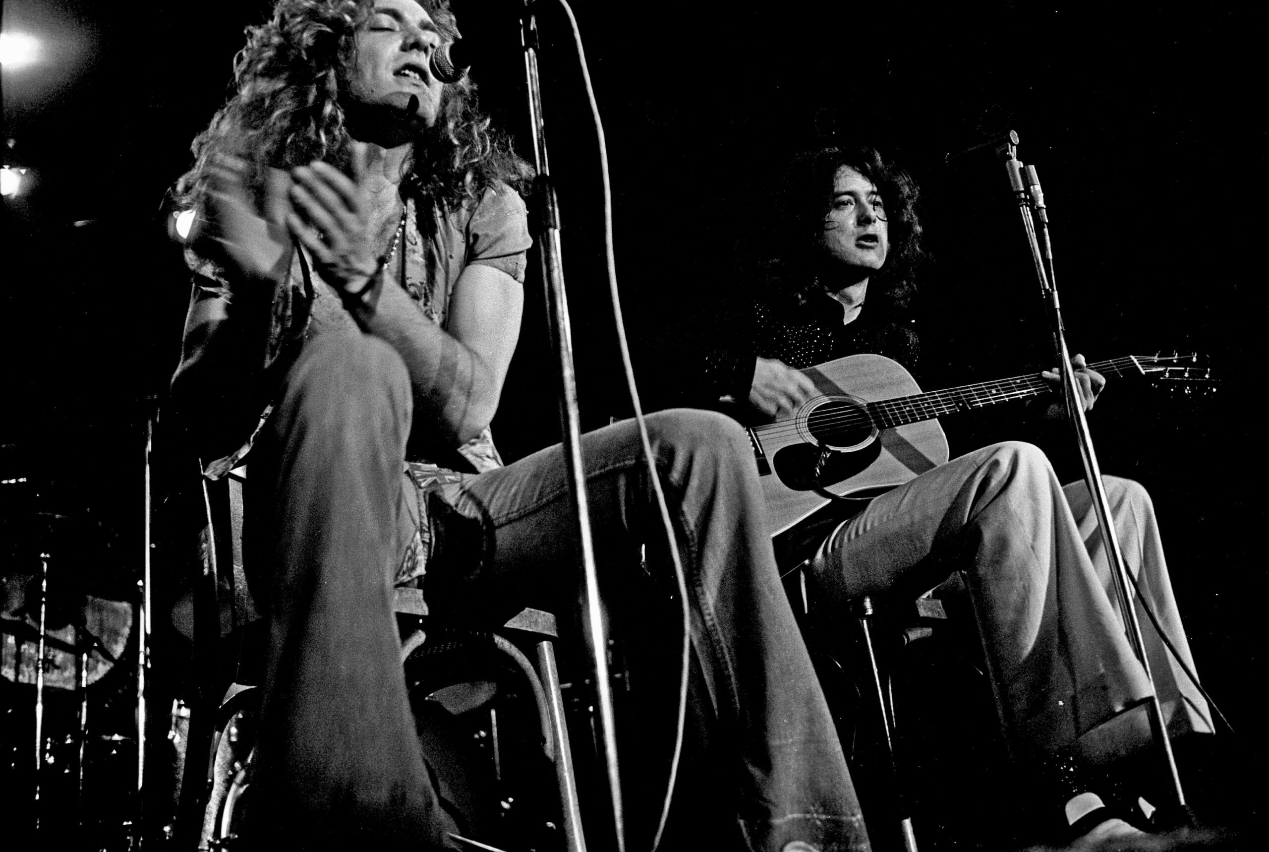Роберт Плант и Джимми Пейдж в акустической части концерта Led Zeppelin в Гамбурге, 1973 год